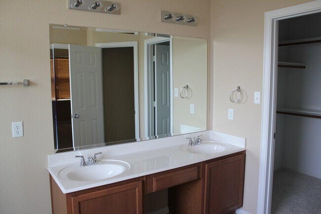 Foto del edificio - 321 Regency Dr