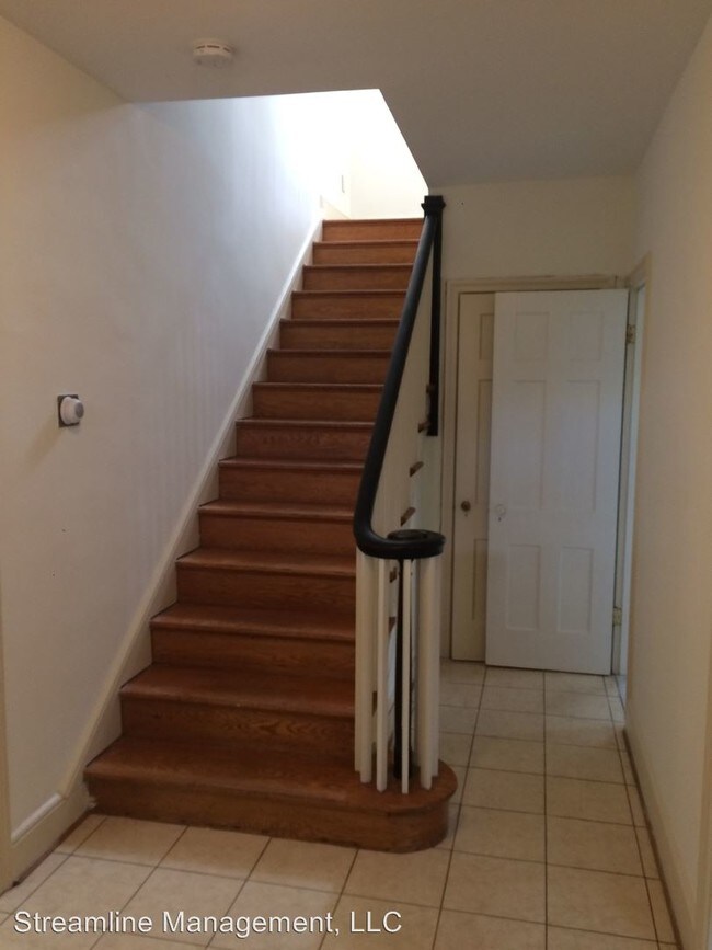 Building Photo - 1332 Locust Rd NW