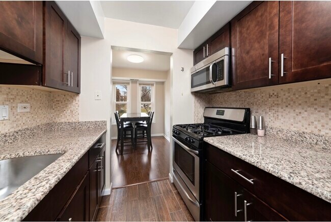 Building Photo - 2210 Country Club Dr