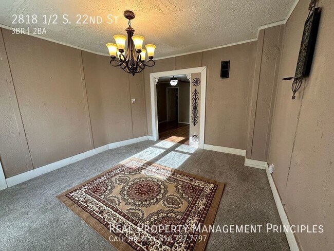Foto del edificio - Large 3 bedroom 2 Bathroom Walk Up Unit!!
