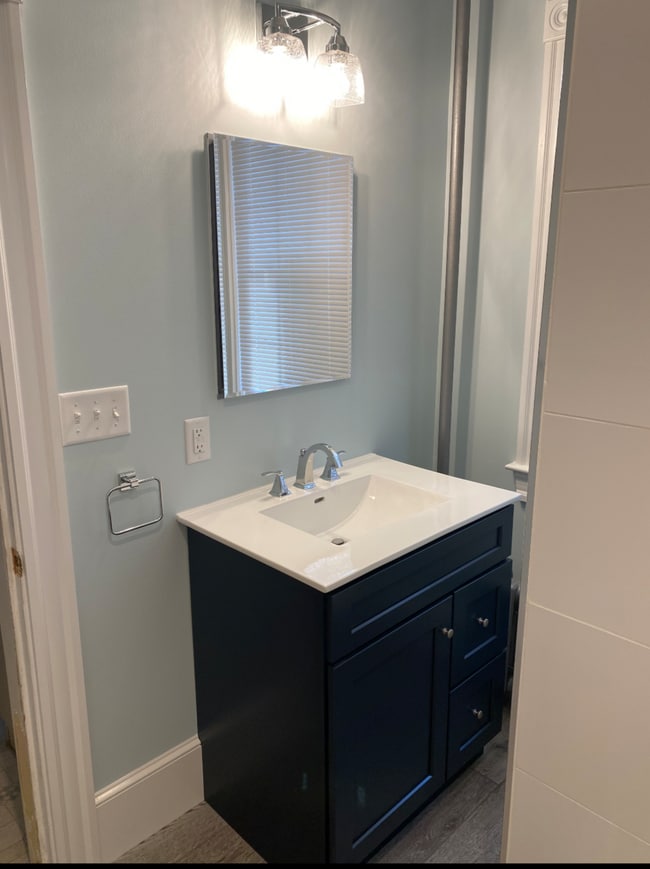 Bathroom - 10 Reservoir St