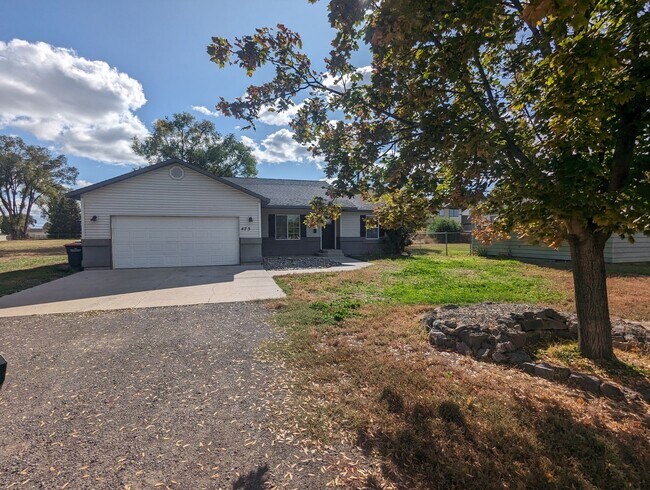 Building Photo - Private 3 bedroom 2 bathroom home