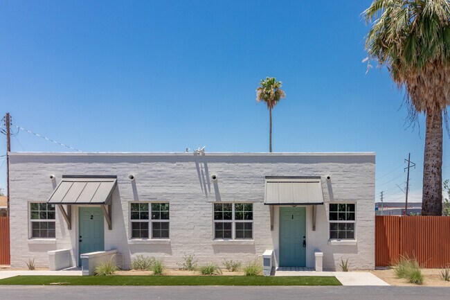 Building Photo - 1649 E Oak St