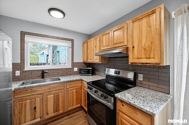 Building Photo - Freshly Renovated 3BR Single-Family House