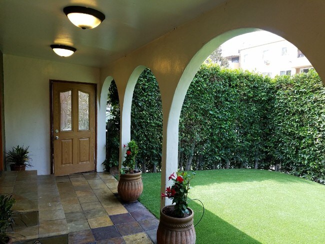 Foto del edificio - 708 Westmount Dr
