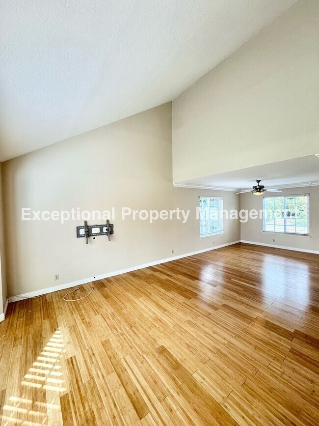 Foto del edificio - Move in ready 4 bed 3 bath home with 1 bed...