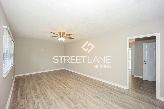 Foto del edificio - FIRST FULL MONTH FREE IF 13 MONTH LEASE SI...