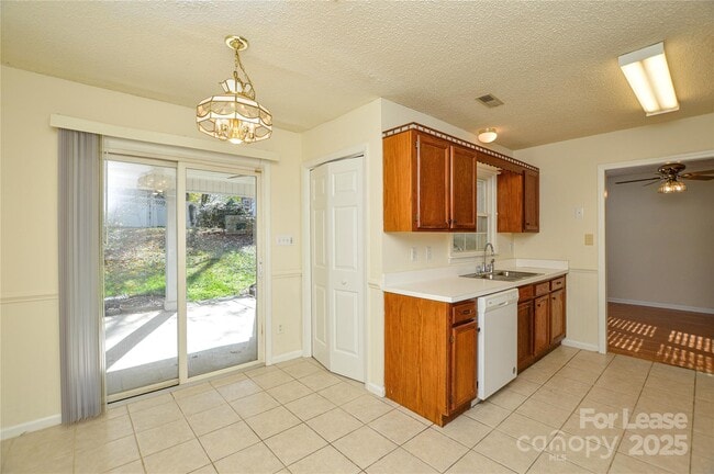 Foto del edificio - 3500 Rosedown Dr