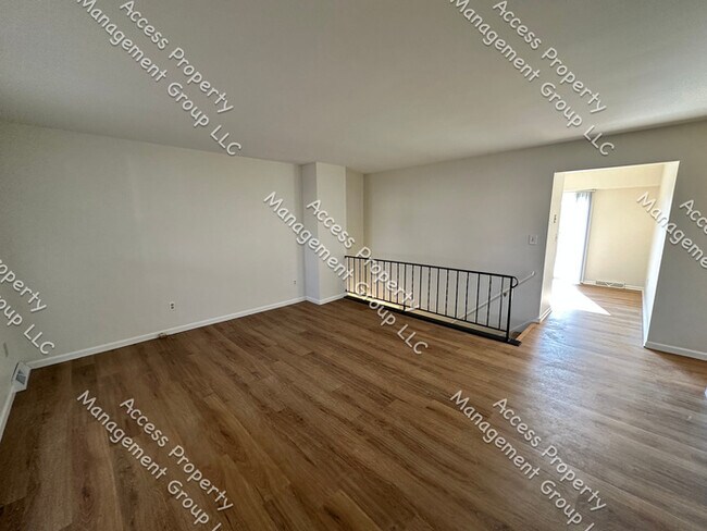 Foto del edificio - Three Bedroom Two Bathroom SE Side Duplex