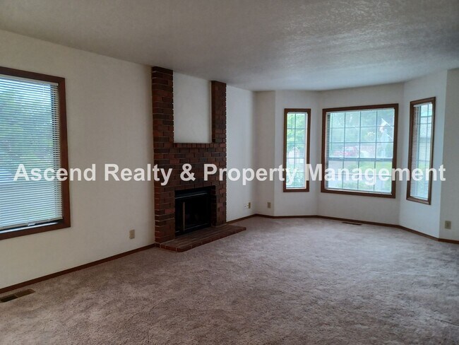 Foto del edificio - Ready Immediately Summer Lake 3 Bed on Corner Lot, Fenced Yard, Primary Bed on Main Level