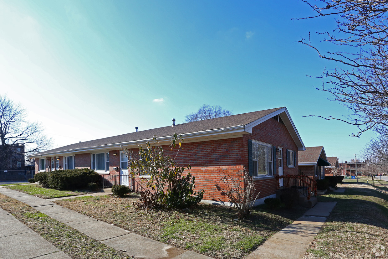 Primary Photo - Twin Oaks Apartments