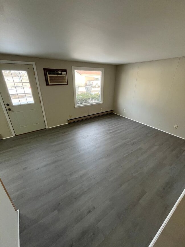 Building Photo - 104-110 Maple Lane