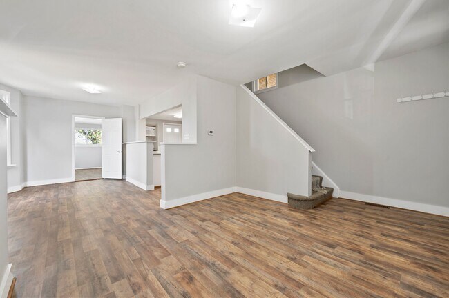 Building Photo - Updated 2 Bed/2 Bath Home in Beechview w/ ...