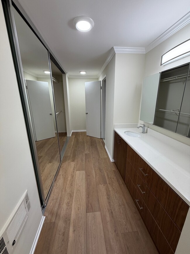 Building Photo - Laguna Del Rey