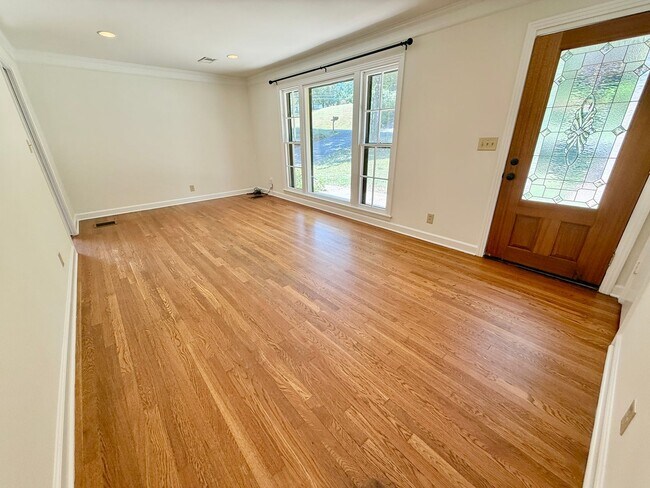 Building Photo - HUGE 4 Bedroom 2.5 Bath Donelson Ranch Cha...