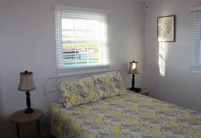 Master Bedroom - Queen bed - 5250 Williamsburg Rd