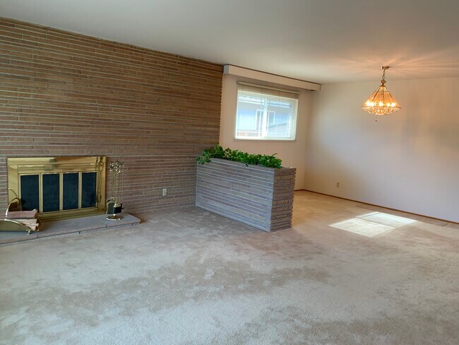 Building Photo - 909 Del Monte Pl
