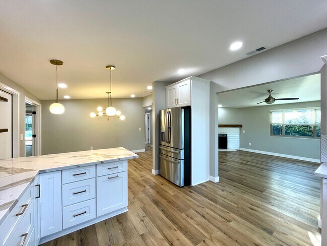 Building Photo - Gorgeous Updated 3B/2BA Home w/ 2 Main Roo...