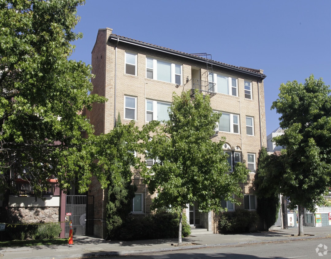 Building Photo - 1581 Madison St