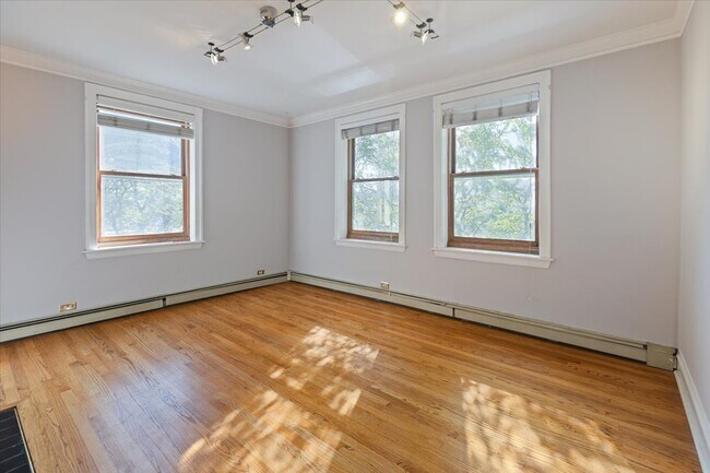 Building Photo - 630 W Waveland Ave