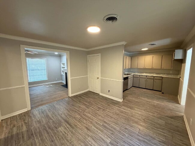 Building Photo - 3 Bed, 1 Bath, 2 Car Garage on Corner Lot in Midtown