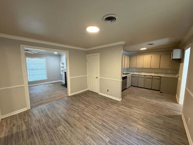 Foto del edificio - 3 Bed, 1 Bath, 2 Car Garage on Corner Lot in Midtown