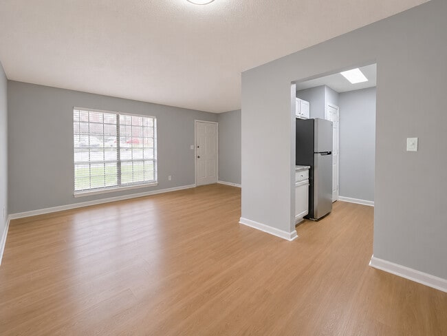 Building Photo - Chateau Glen Oaks Luxury Apartments