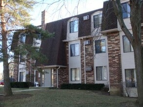 Building Photo - 985 S Court of Shorewood