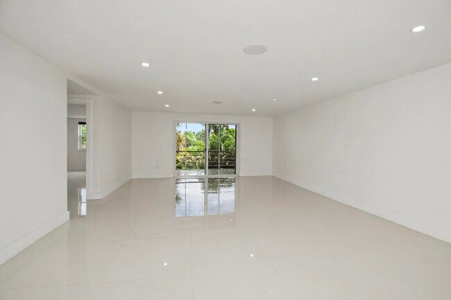 Building Photo - 10110 Boca Entrada Blvd