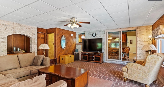 Building Photo - 611 Wingert Dr