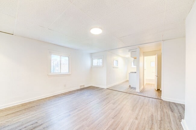Building Photo - 615 E Warrington Ave