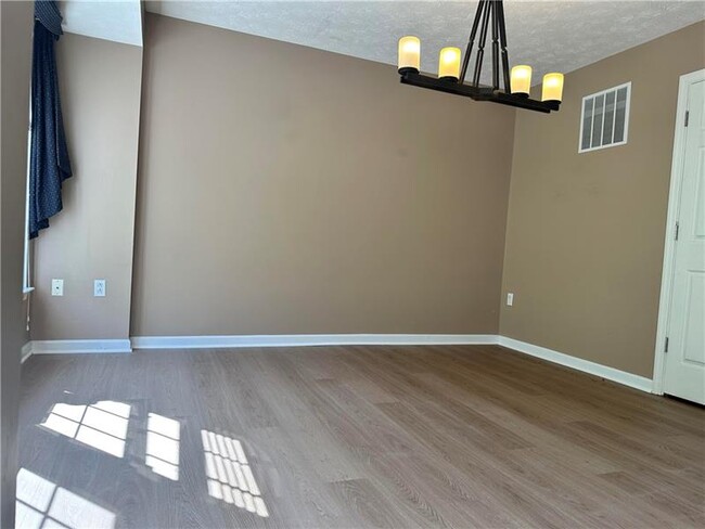Foto del edificio - 506 W Village Green Blvd