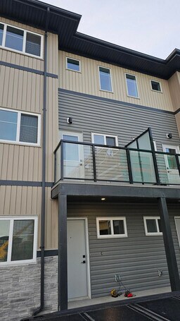 Photo du bâtiment - 18120-18128 28 Ave SW