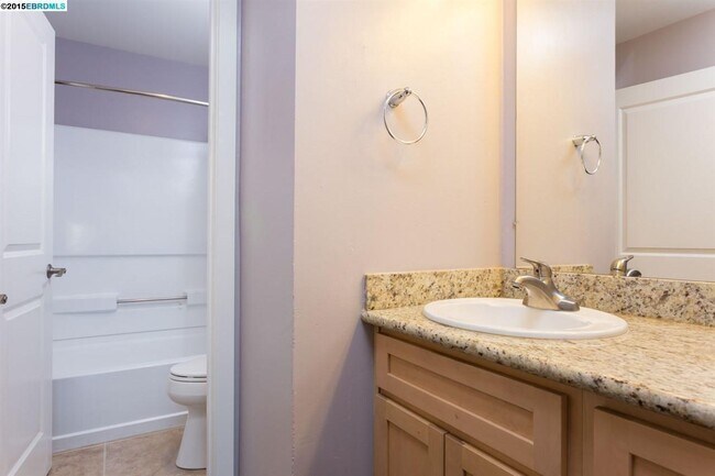 Foto del edificio - Lovely and updated top floor 1/1 condo wit...