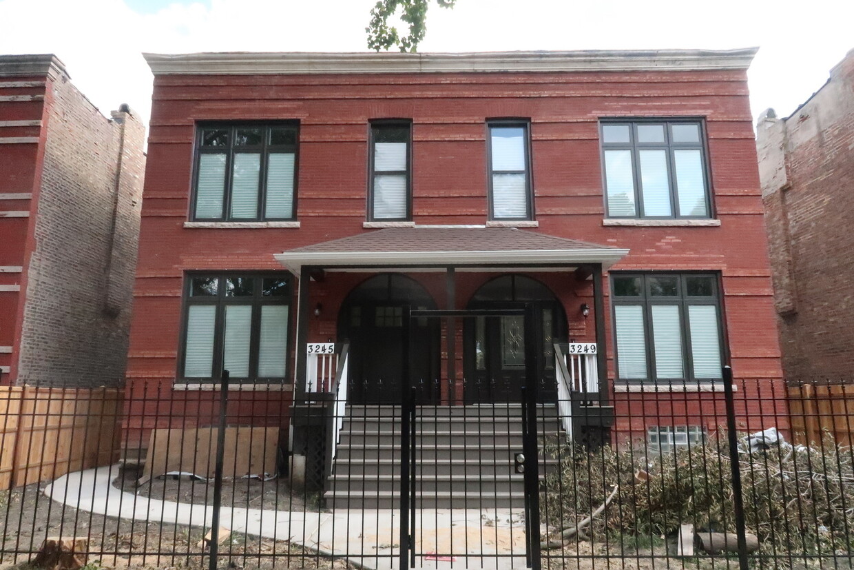 Primary Photo - 3245 W Pierce Ave