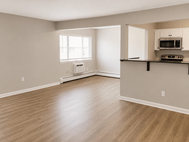Building Photo - Country Manor Apartment Homes