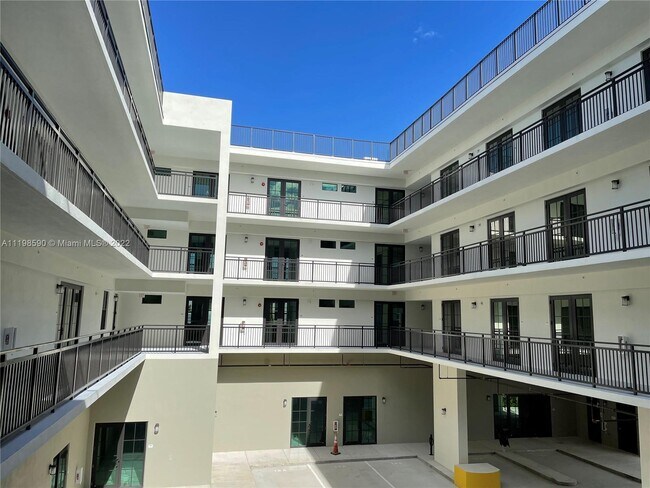Foto del edificio - 4100 Davie Blvd Ext