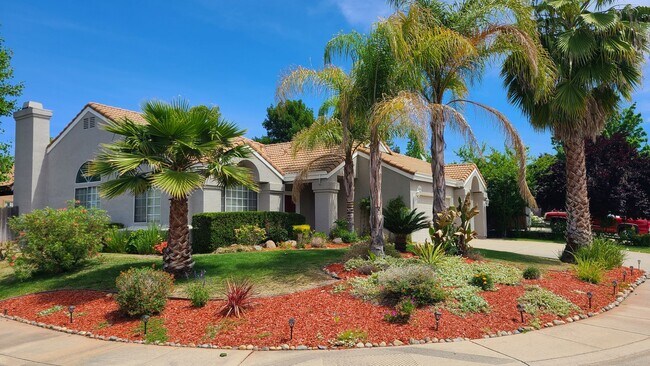 Foto del edificio - Personal Oasis On A Corner Lot w/ 3 Car Ga...