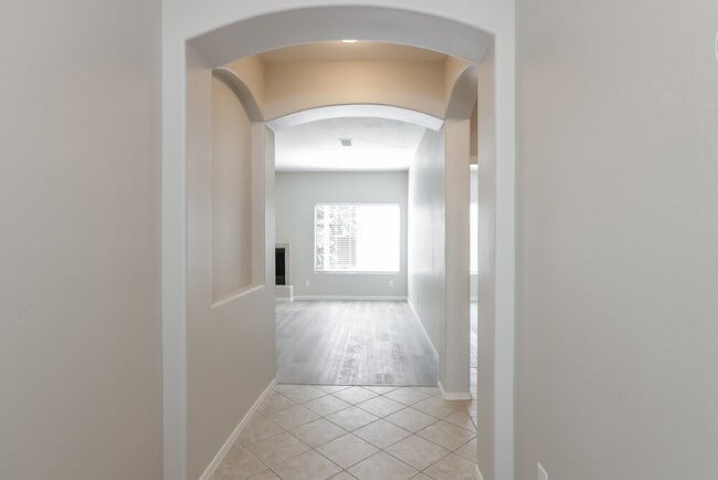 Building Photo - 1211 E Winter Dr