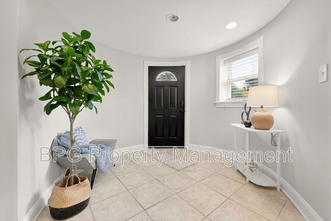 Building Photo - 1819 1st St NW