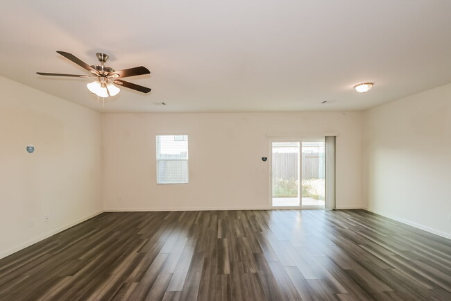 Foto del edificio - 4025 Tulip Tree Ln