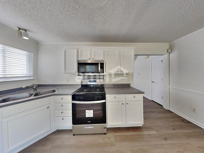 Foto del edificio - 13007 Planters Row Dr