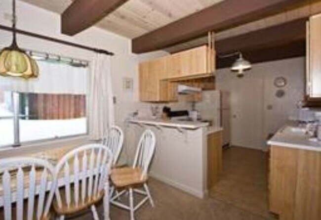 Foto del edificio - Unique open design,wood beams in all rooms...