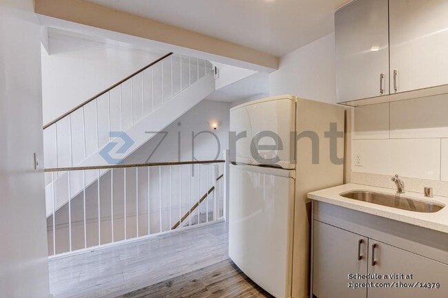 Building Photo - Unit