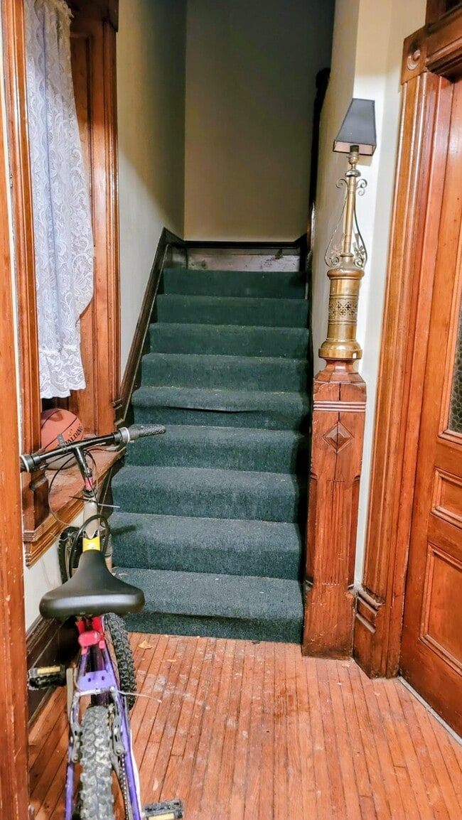 Building Photo - 50 Vansittart Av