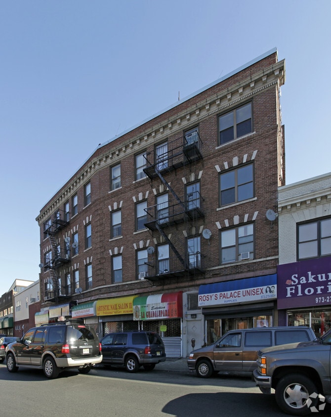 Building Photo - 323-327 Main St