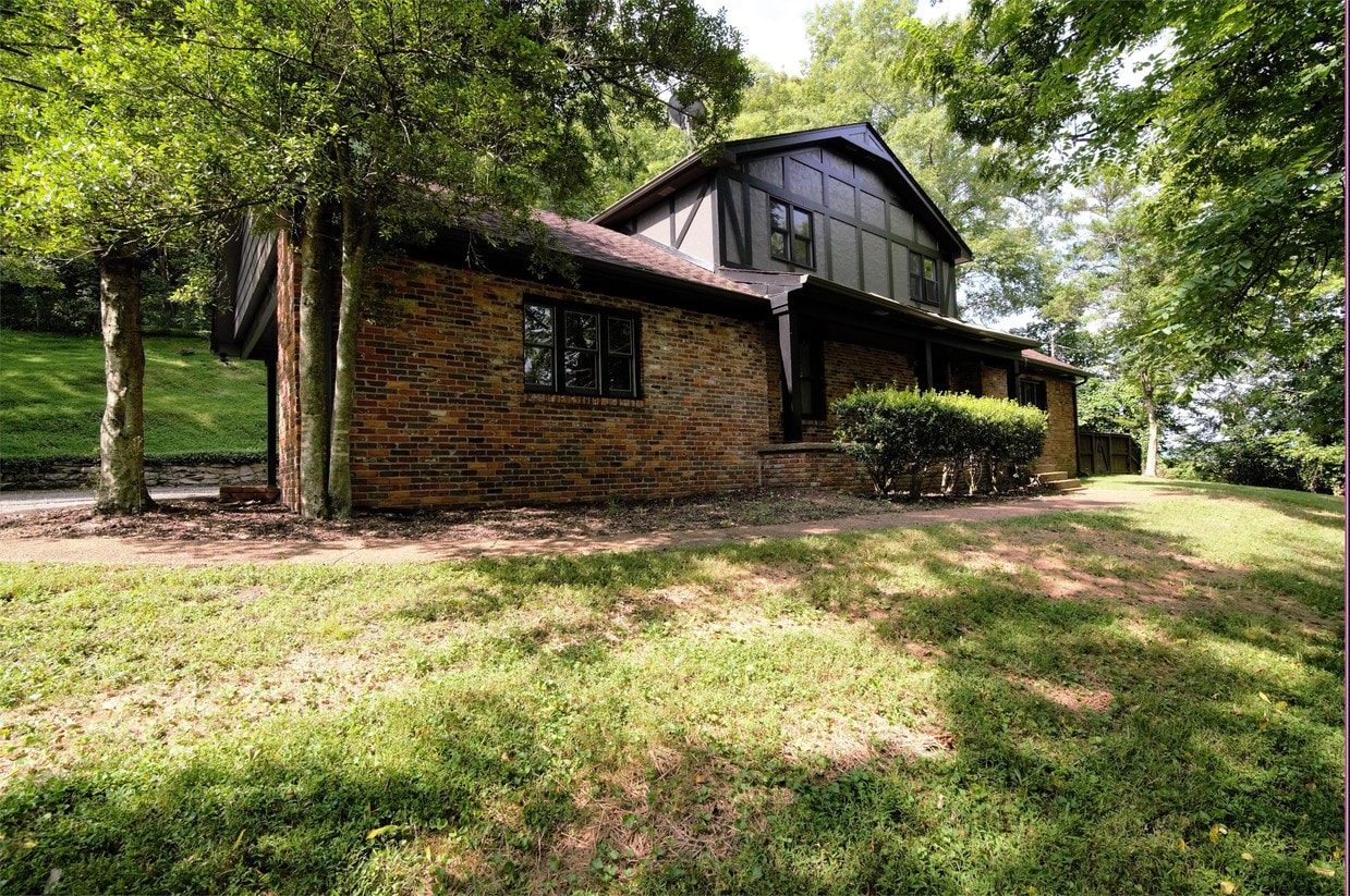 Primary Photo - 1307 Old Hillsboro Rd