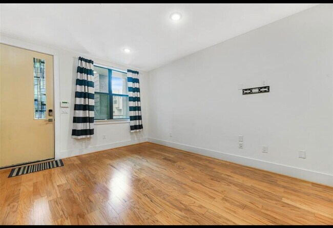 Foto del edificio - 2401 Crawford St