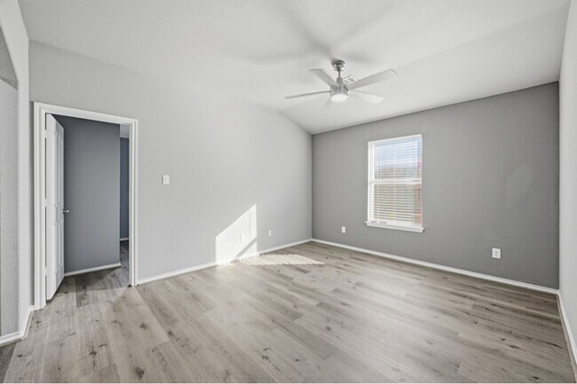 Foto del edificio - 4528 Sleepy Meadows Dr