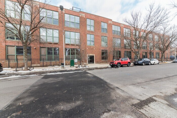 Primary Photo - 2650 W Belden Ave